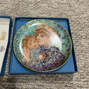 The Mother’s Day Plate by artist Hibel signed ans dated 18k gold